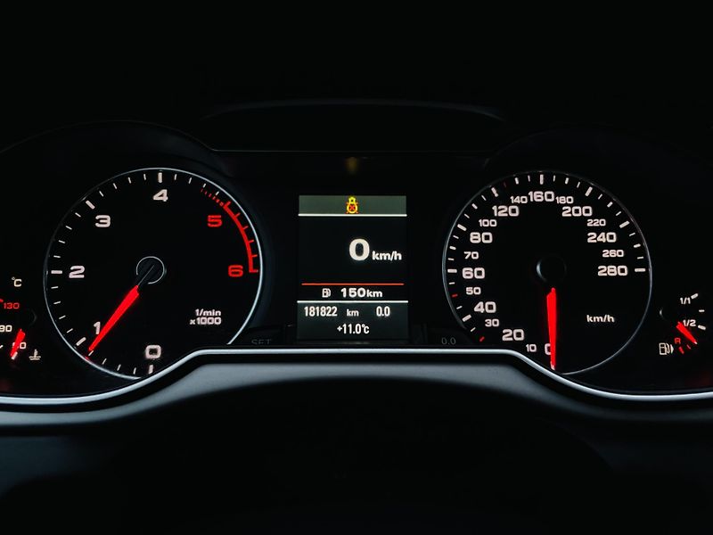 Audi A4 2.0TDI MANUÁL SENZORY NAVI - fotka 42 z 44