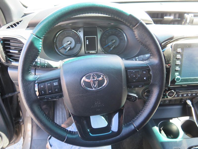 Toyota Hilux INVINCIBLE Aut. - fotka 8 z 24