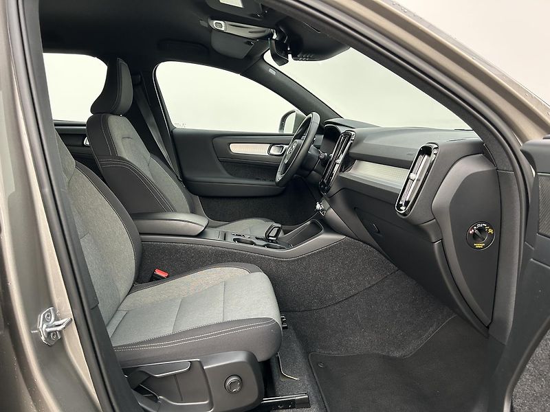 Volvo XC40 2.0  B4 Momentum Pro - fotka 17 z 31