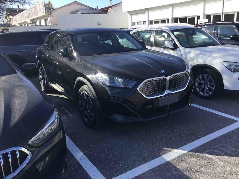 BMW iX2 (2024) xDrive30 - fotka 11 z 12