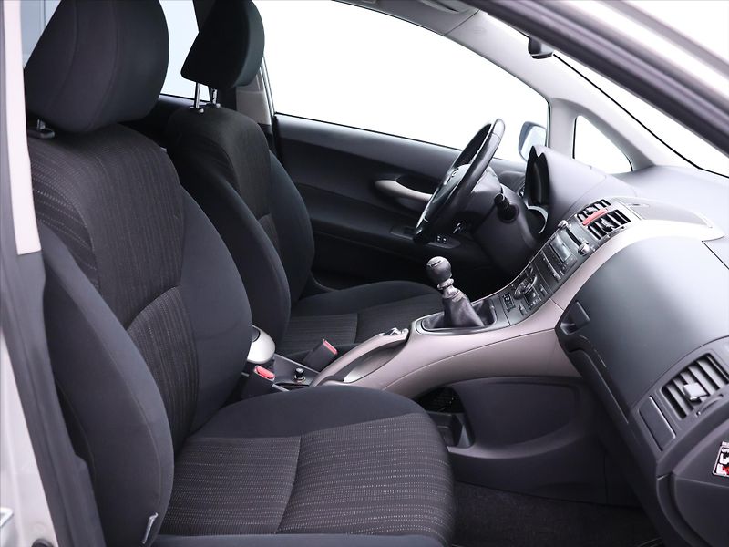 Toyota Auris 2,0 D-4D 93kW Xenon Tažné - fotka 11 z 29