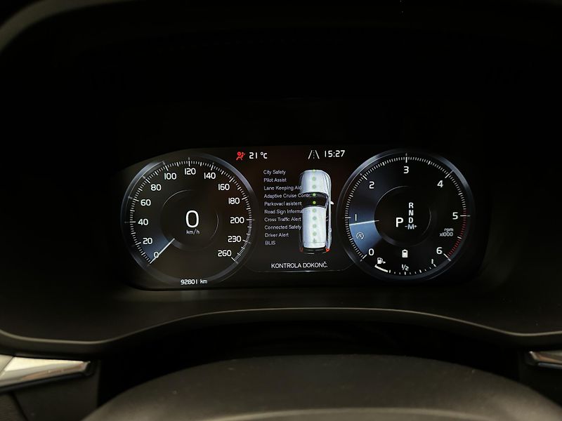 Volvo XC60 B4 AWD MOMENTUM AUT REZERVACE - fotka 30 z 45