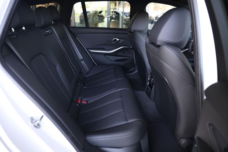 BMW Řada 3 330d xDrive Touring - fotka 6 z 17