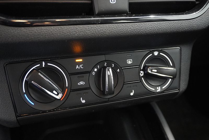 Škoda Kamiq 1.6 TDI AMBITION DSG - fotka 12 z 28