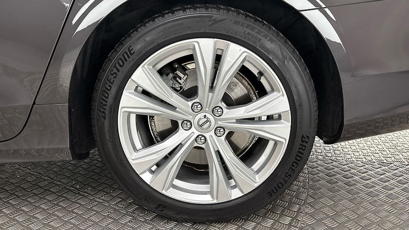 Volvo V90 2.0 B4 AUT Momentum Pro - fotka 19 z 28