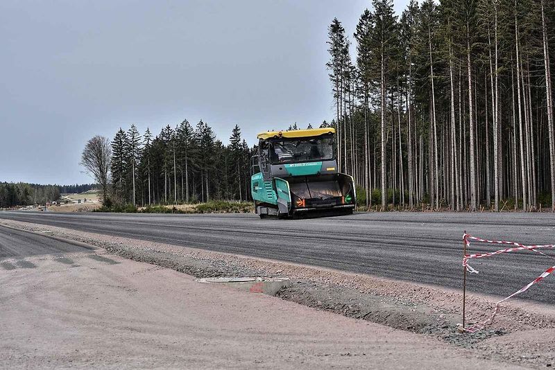 Výstavba dálnice D35 v úseku Janov - Opatovec jde pomalu do finále.