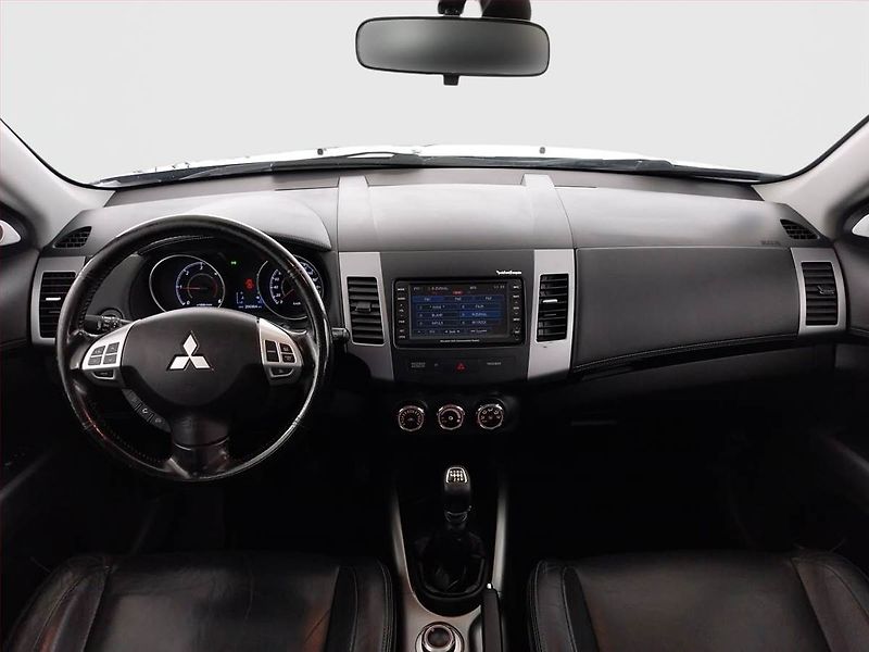 Mitsubishi Outlander (2011) 2.2 DI-D, 4X4, 7 míst - fotka 8 z 21