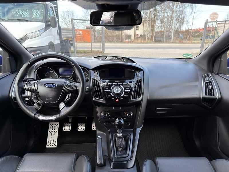 Ford Focus ST 2.0 EB 184 kW xenon, servis - fotka 8 z 25