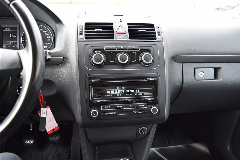 Volkswagen Touran 1,6 d 77KW BIXENON TAŽNÉ - fotka 29 z 40