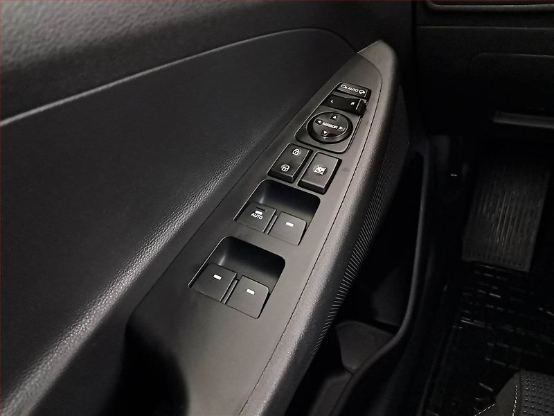 Hyundai Tucson (2018) 1.6 T-GDI, 4X4, Navi - fotka 16 z 18