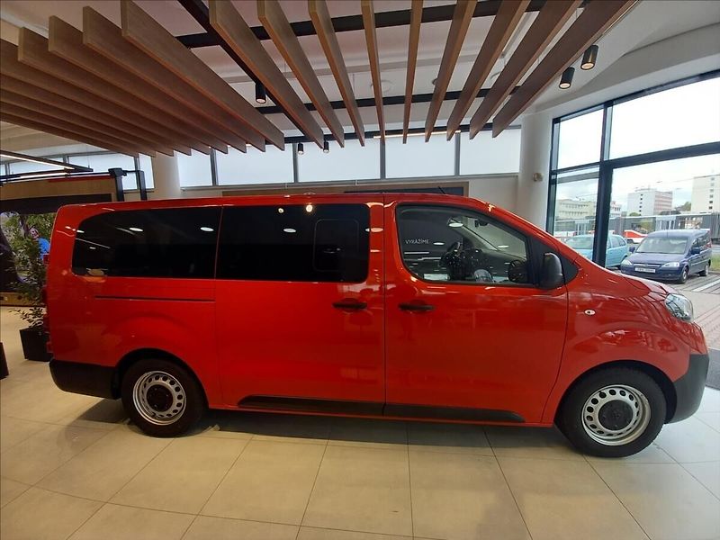 Toyota ProAce Verso 2,0 L2 Combi 2,0D 144k MT6 8S - fotka 6 z 14