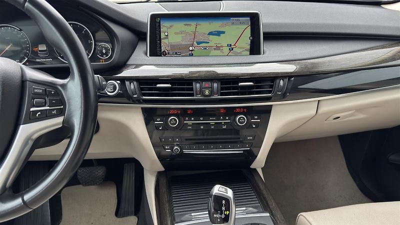 BMW X5 xDrive30d - fotka 16 z 21