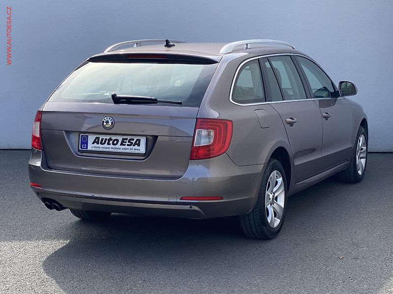 Škoda Superb (2010) 2.0 TDI, DSG, xenon, AC - fotka 4 z 16