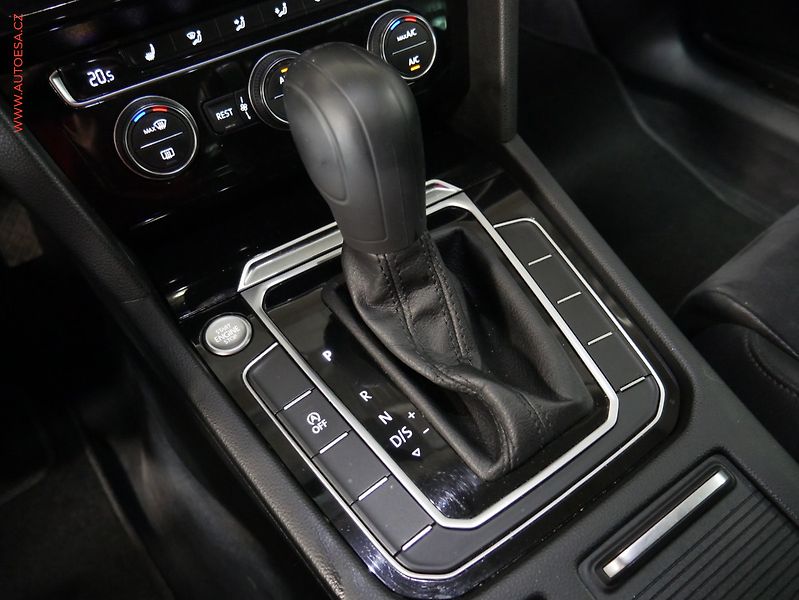 Volkswagen Passat (2018) 1.8 TSi, ČR, Comfortline - fotka 16 z 18