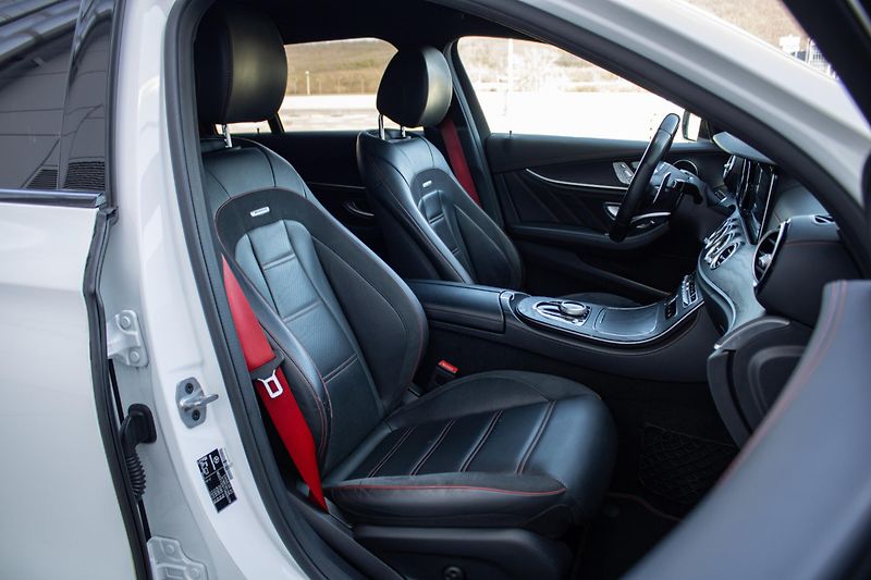 Mercedes-Benz Třídy E (2019) Mercedes-AMG 53 4MATIC+ A/T - fotka 33 z 50