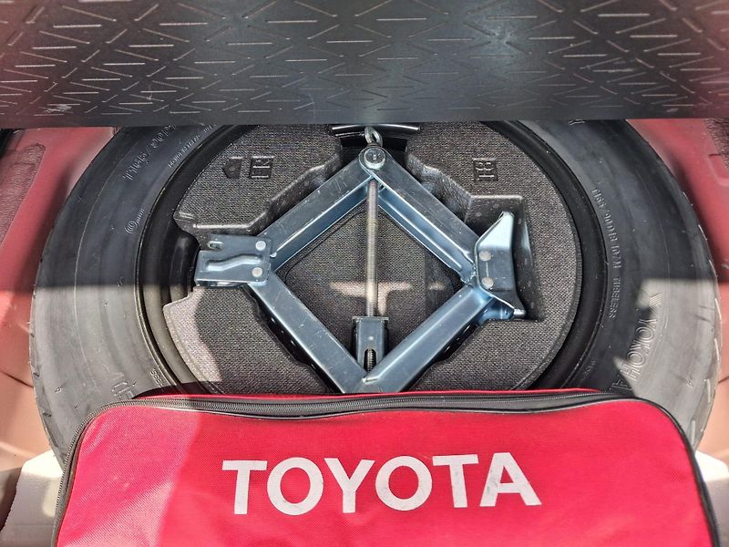 Toyota RAV4 2.5 HSD e-CVT FWD Executive - fotka 26 z 26