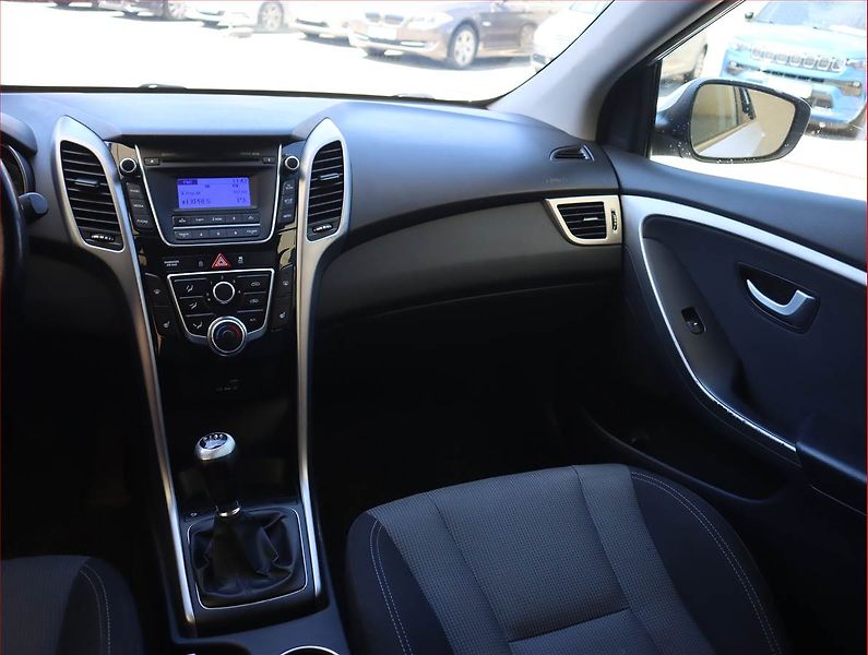 Hyundai i30 (2015) 1.6 MPI, Tempomat - fotka 8 z 17