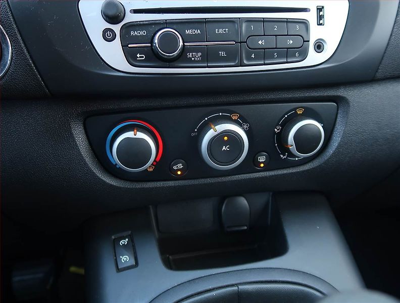 Renault Grand Scénic (2014) 1.5 dCi, po STK, jezdí výborně - fotka 17 z 20