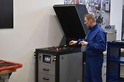 Jak se opravují baterie elektromobilů: V tomto speciálním přístroji se nově zabudovávaný článek balancuje na úroveň průměrného napětí těch zbývajících