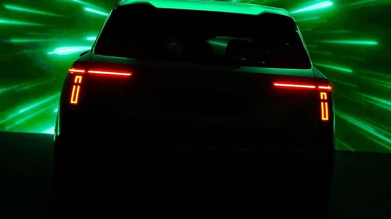Sedmimístná elektrická Škoda se začíná odhalovat.