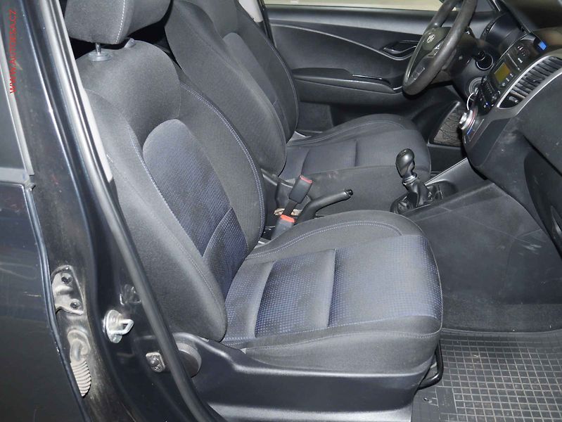 Hyundai ix20 (2011) 1.4i, ČR, AC, park.asist - fotka 12 z 17