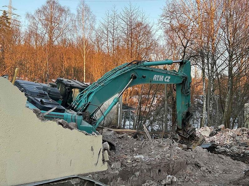 Kvůli stavbě dálnice D11 zbourali dělníci dům v Náchodské ulici v Trutnově Poříčí.