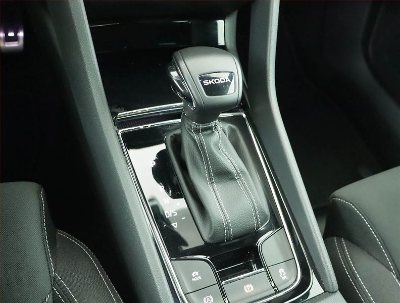 Škoda Karoq (2024) Sportline 1.5 TSI - fotka 13 z 22