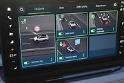 Škoda Epiq český test - Deaktivace asistentů se děje na displeji.