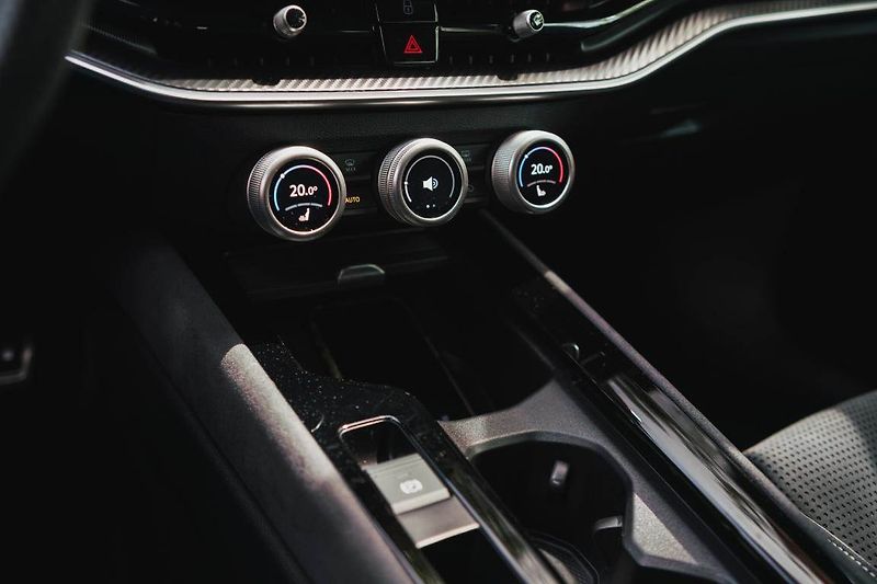 Škoda Superb (2025) 2.0 TDI, Sportline, Navigace - fotka 26 z 31