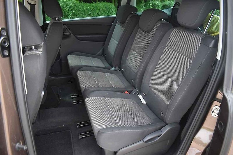 Tento Volkswagen Sharan je deset let starý. Nevypadá na to