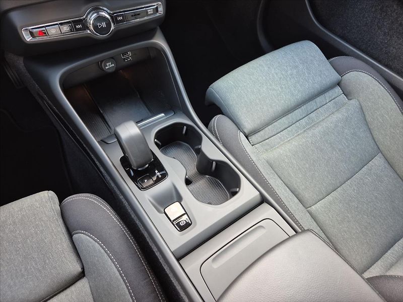 Volvo XC40 1,5 T2 FWD Momentum - fotka 16 z 18