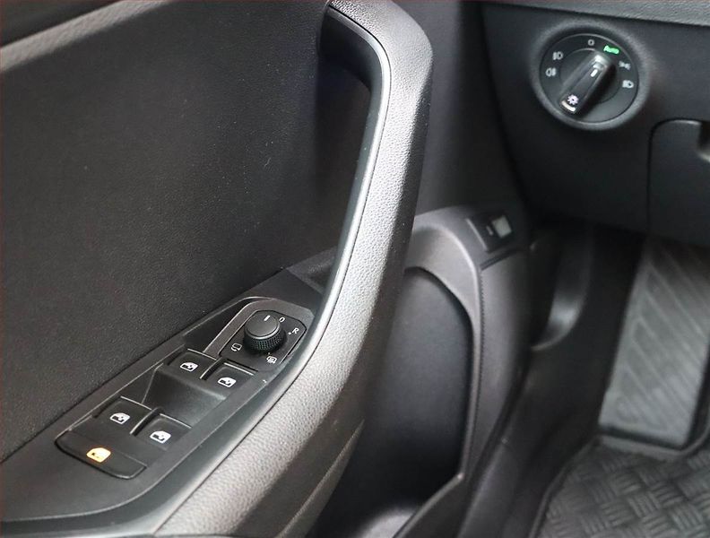 Škoda Karoq (2018) 1.6 TDI, Automat, Navi - fotka 18 z 20