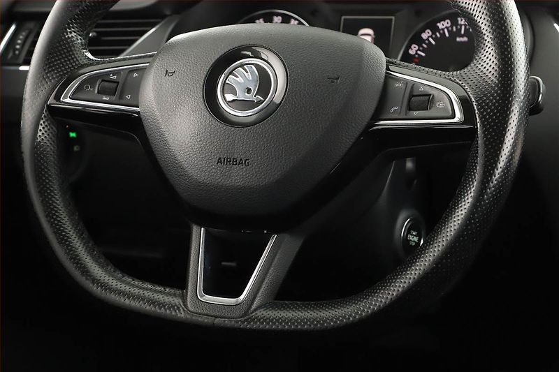 Škoda Octavia (2015) 1.6 TDI, Serv.kniha, Xenony - fotka 11 z 23
