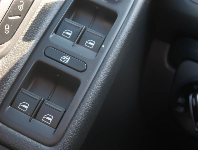 Volkswagen Golf (2012) Comfortline 1.6 TDI, Tempomat - fotka 15 z 17
