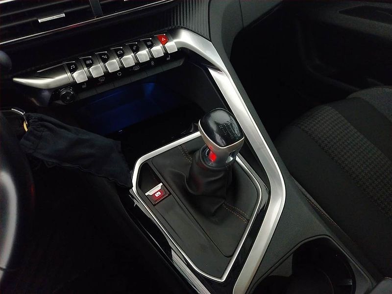Peugeot 5008 (2019) 1.5 BlueHDi, 7 míst, Tempomat - fotka 13 z 19