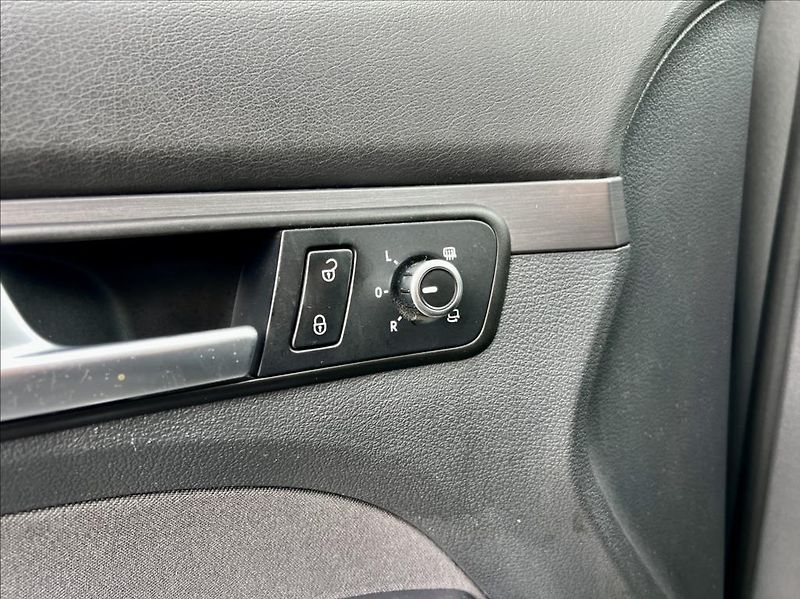 Volkswagen Touran 1,6 TDi / KLIMA / 7MÍST / DSG - fotka 37 z 39
