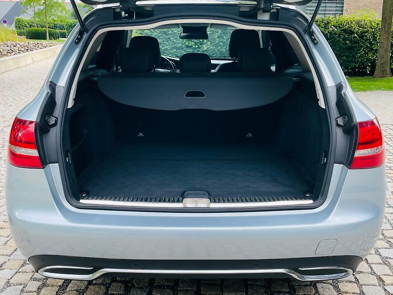 Mercedes-Benz Třídy C 220D MANUÁL VÝHŘEV SENZORY LED - fotka 20 z 52