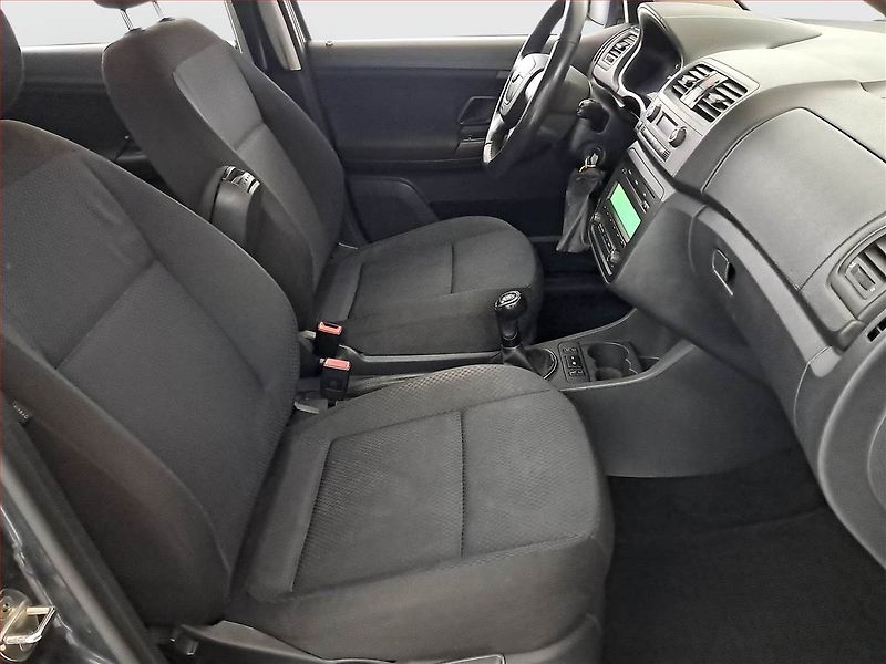 Škoda Fabia (2011) 1.2 TSI, Xenony, Tempomat - fotka 9 z 15