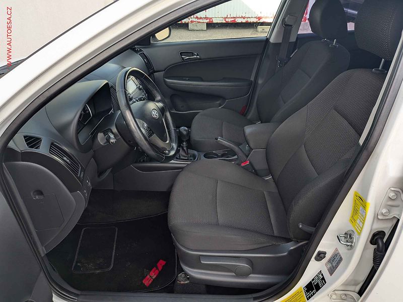 Hyundai i30 (2009) 1.6CRDi, ČR, Klima - fotka 9 z 14