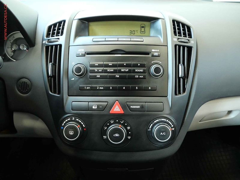 Kia Ceed (2009) 1.4i, ČR, AC - fotka 13 z 19