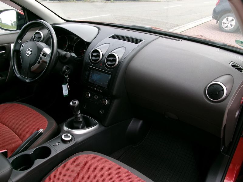 Nissan Qashqai (2007) 2,0i 4WD ALU AC TAŽNÉ BT TEMP - fotka 26 z 29