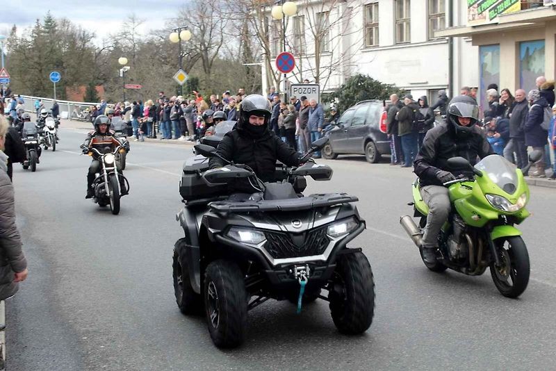 Z příjezdu spanilé jízdy motocyklů do Poděbrad.