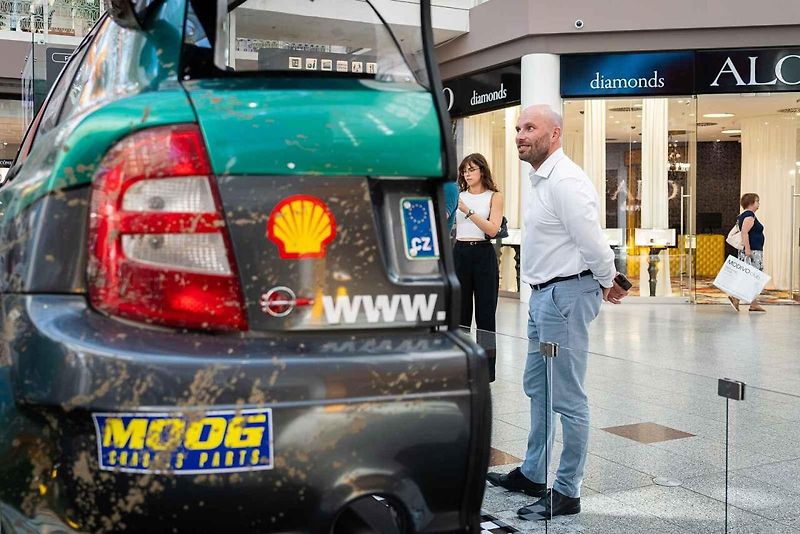 Výstava závodních aut Škoda v OC Olympia.