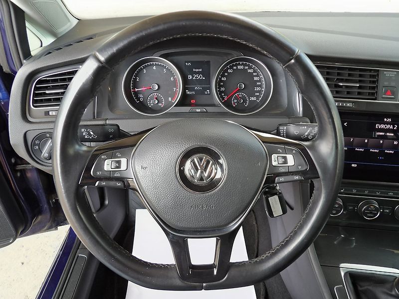 Volkswagen Golf 1.0TSI 81kW AutoAC Temp. 2xPDC - fotka 10 z 27