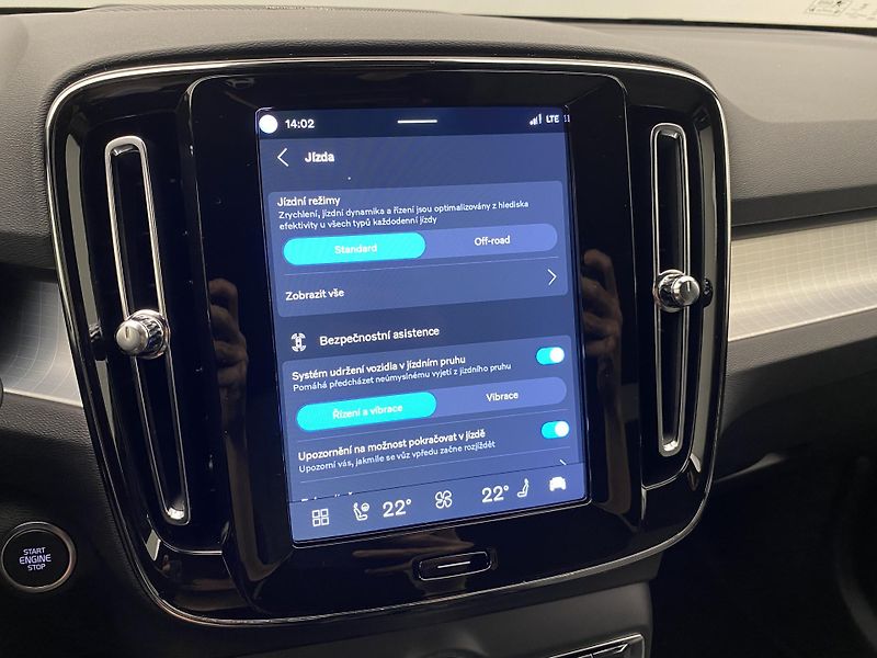 Volvo XC40 (2025) B3 AUT DARK PLUS - fotka 38 z 48