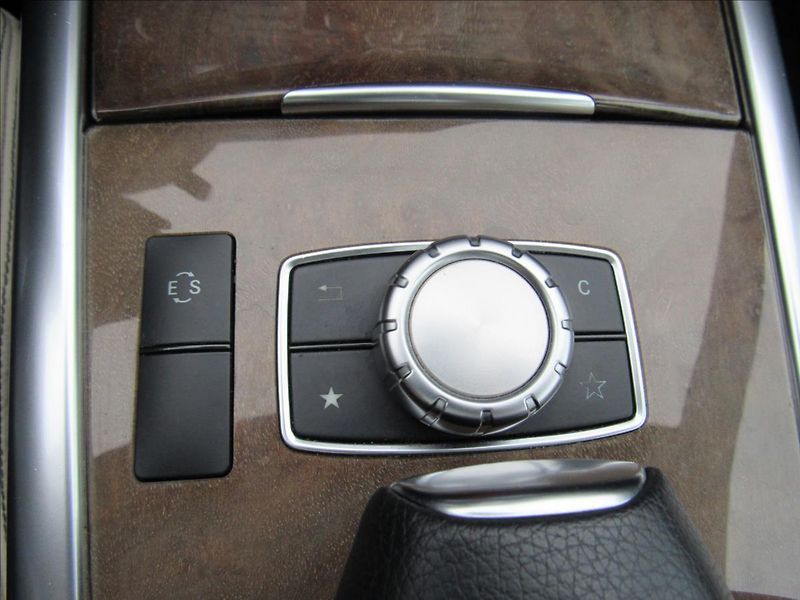 Mercedes-Benz Třídy E 3,0 CDi 350 Bluetec 4MATIC - fotka 21 z 35