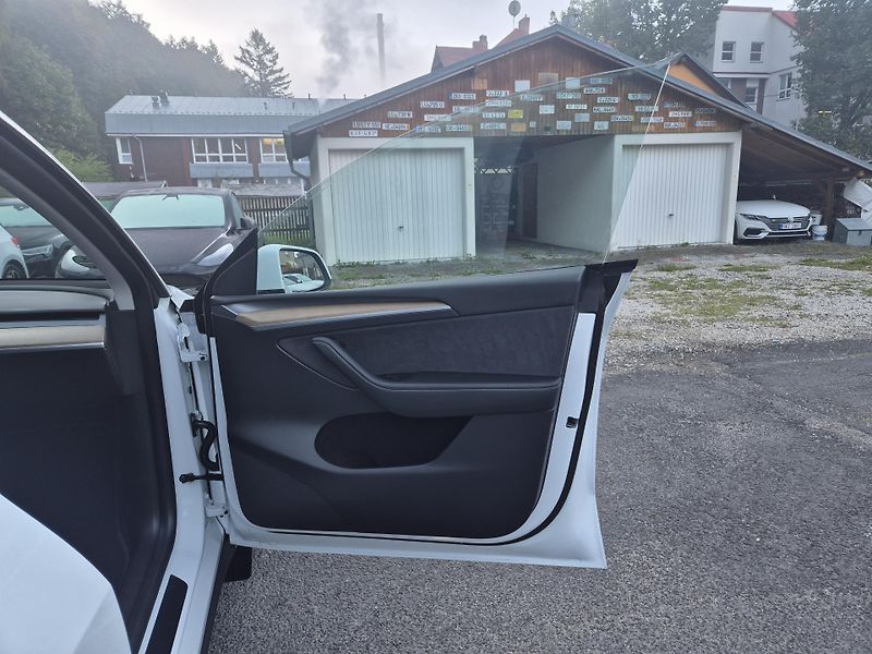 Tesla Model Y RWD 220kw TZ SOH 93,1 % - fotka 40 z 50