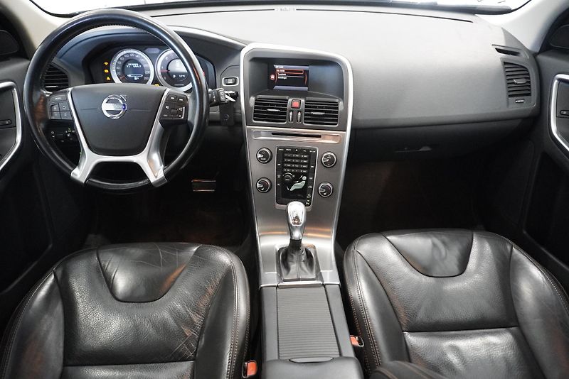 Volvo XC60 D5 MOMENTUM AWD AUT. - fotka 21 z 26