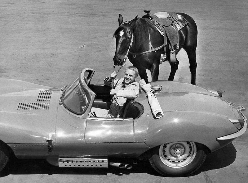 Jeden z představitelů hrdiny z filmu Sedm statečných, Steve McQueen (druhý zleva), jel v roce 1964 mezinárodní motocyklový závod Šestidenní, jako člen týmu USA.