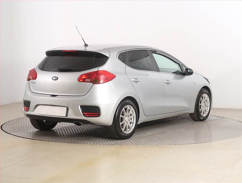 Kia Ceed (2015) 1.4 CVVT, Serv.kniha, Tempomat - fotka 5 z 17